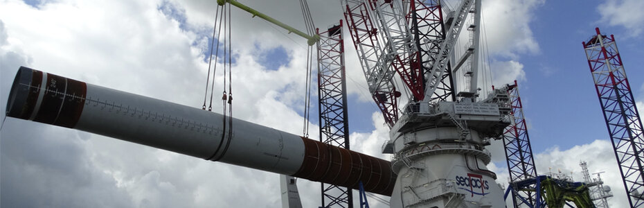 Lifting Slings in use Lifting slings lifting a wind turbine tower with extreema dyneema fabric