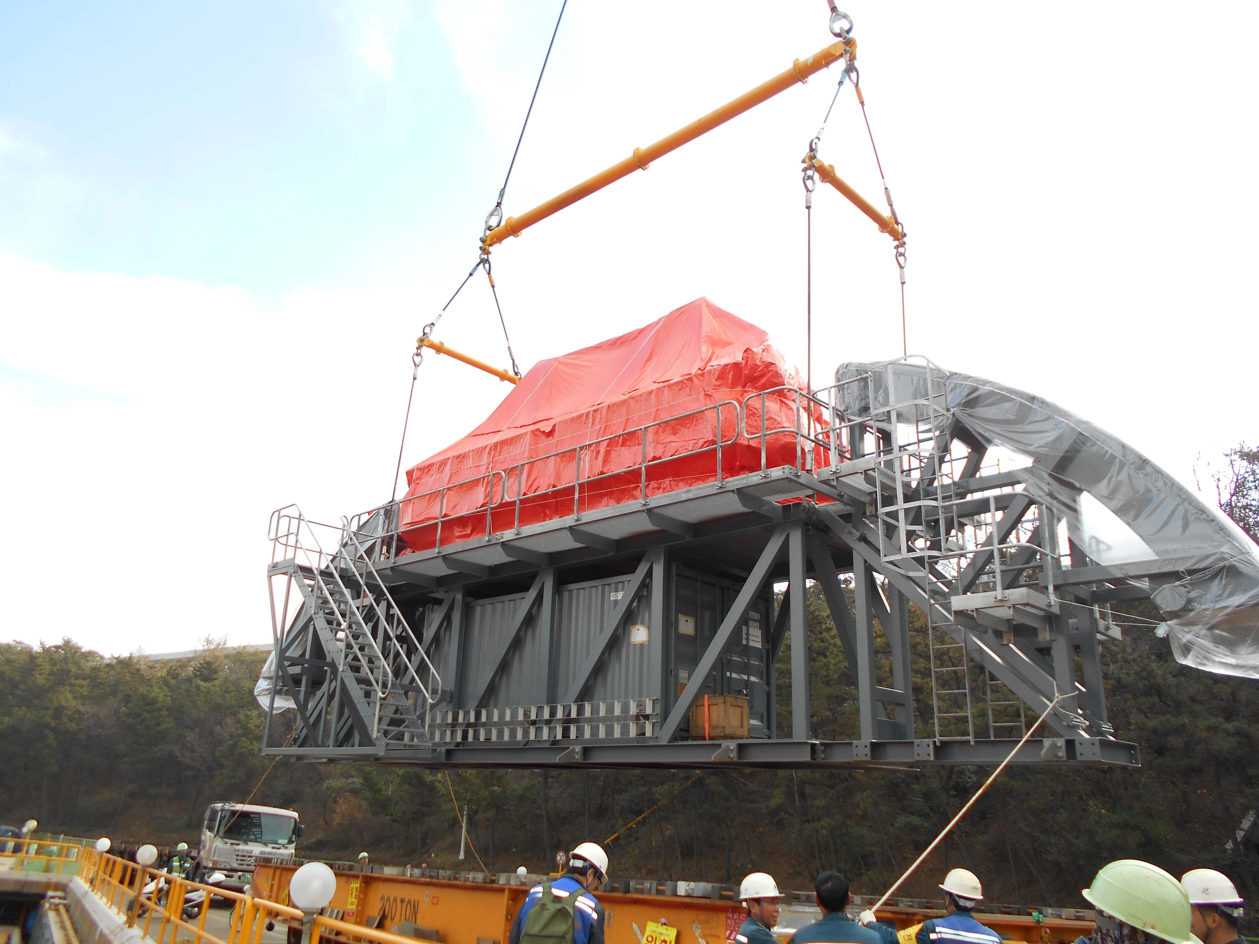 Modulift Spreader Beam Spreader Beam carrying a large frame work for an arch