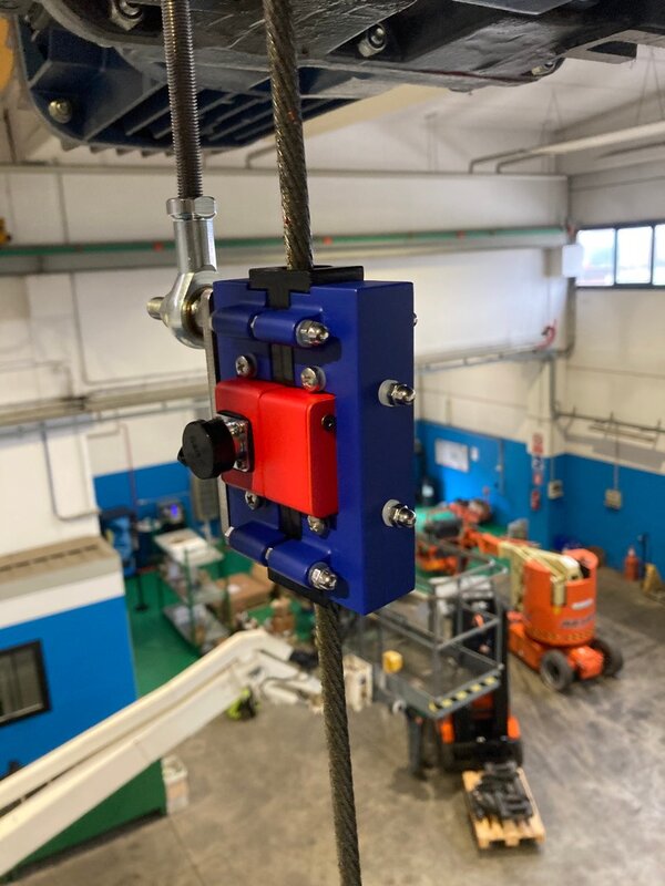 blue and red magnetic rope testing devise 